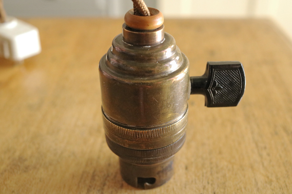 1910-50年代 スイッチ付 真鍮 吊り下げ ソケット ランプ フランス アンティーク N*/北欧 照明 磁器 イギリス カフェ 店舗 アトリエ ライト_画像7
