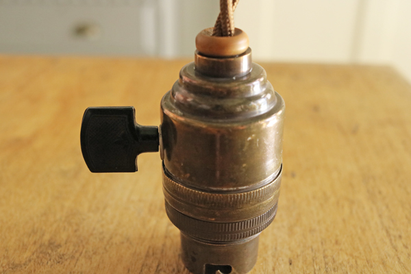 1910-50年代 スイッチ付 真鍮 吊り下げ ソケット ランプ フランス アンティーク N*/北欧 照明 磁器 イギリス カフェ 店舗 アトリエ ライト_画像9