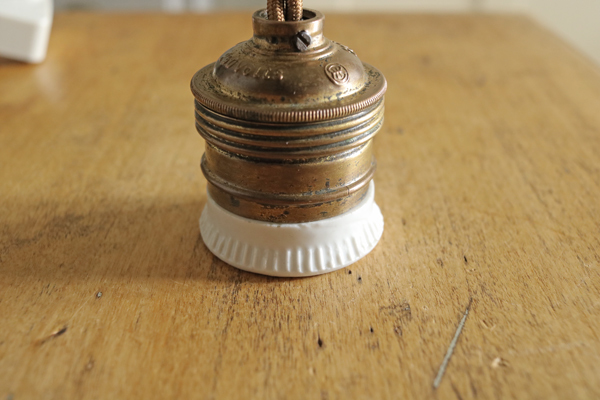 1920年代 フランス アンティーク エンボス ロゴ 飴色 陶器 フランジ 真鍮 ソケット ランプ C*/吊り下げ 照明 イギリス アトリエ ライト_画像6