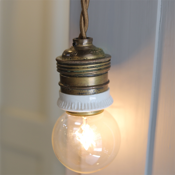 1920年代 フランス アンティーク エンボス ロゴ 飴色 陶器 フランジ 真鍮 ソケット ランプ C*/吊り下げ 照明 イギリス アトリエ ライト_画像3