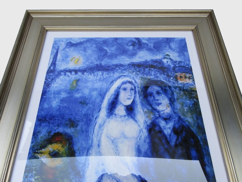 真作■マルク シャガール / Chagall [エッフェル塔を背景にした花嫁] リトグラフ 192/300 鑑定書■フレーム[約69.2× 縦約84cm] 額入8876■_光反射の影響が出ています。