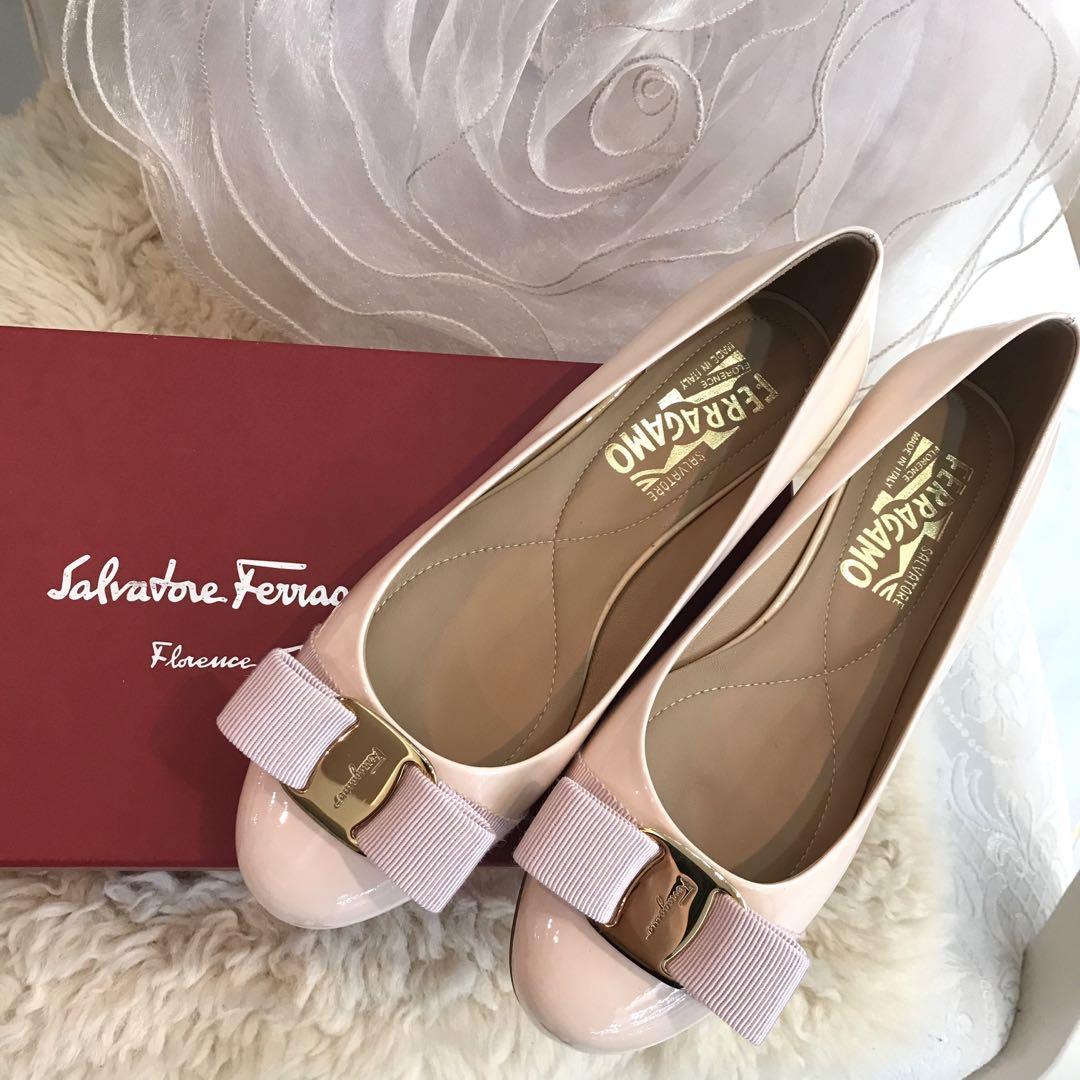 送料無料新品】 Salvatore Ferragamo - フェラガモ ヴァリナ 青み