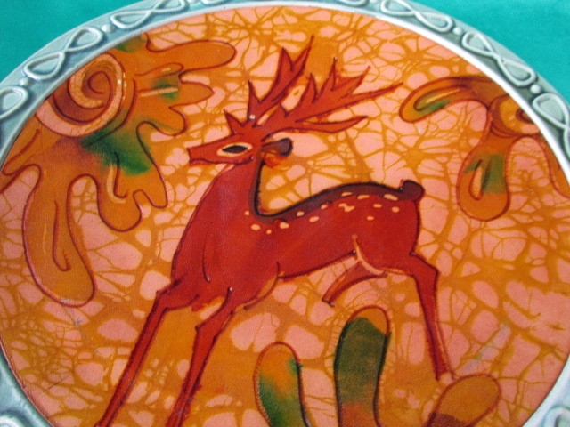 童蜀　鹿図　レザークラフト　磁器 革張り 皿　飾り皿　鴻池製作所_画像3