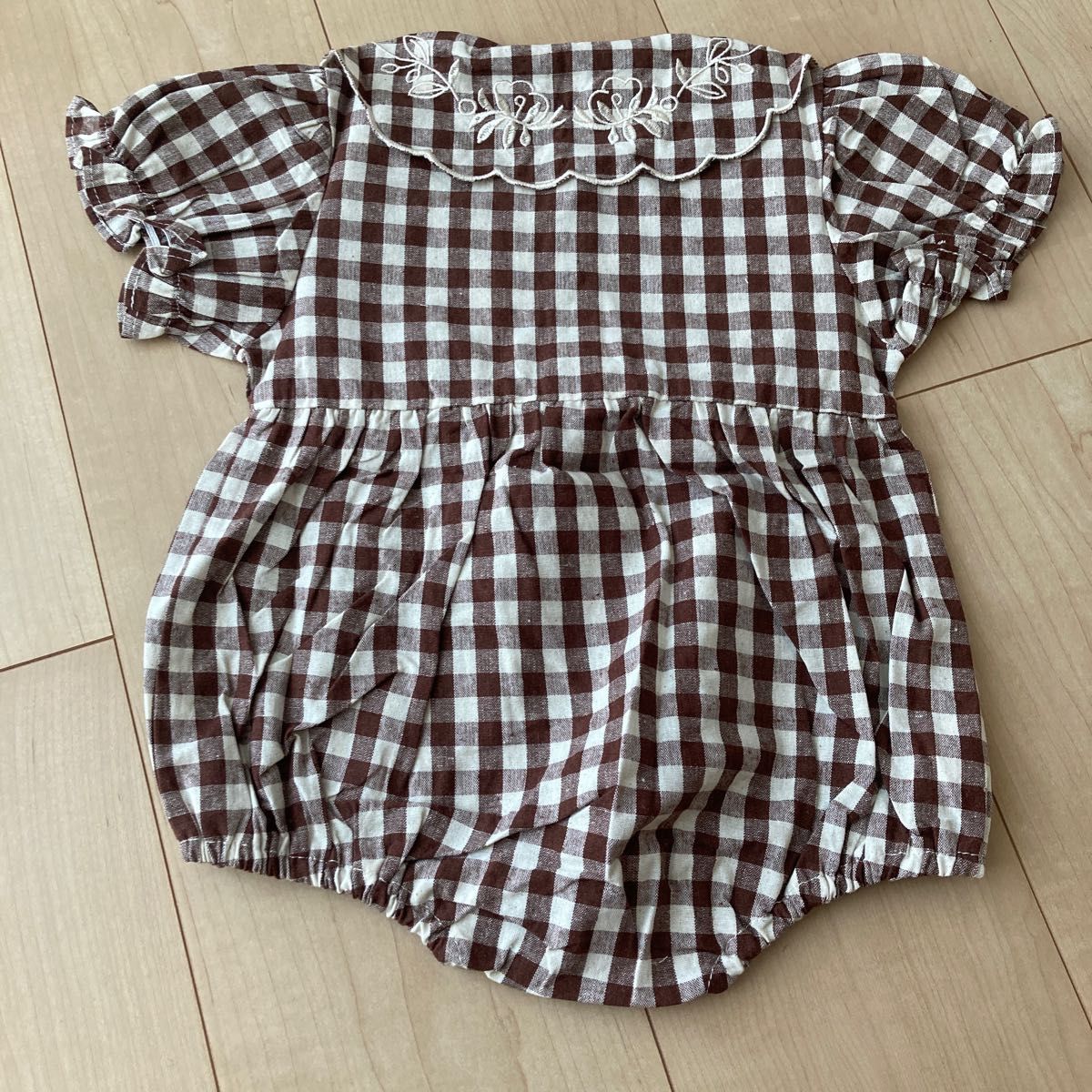 韓国ベビー服　ロンパース　ギンガムチェック半袖　夏服　ブラウン　刺繍