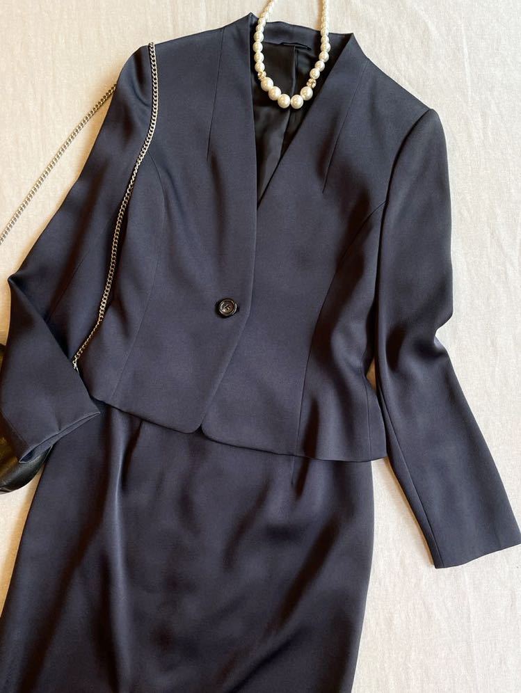 美品 ANAYI アナイ ノーカラー バックサテン セットアップスーツ 濃紺 美品 ANAYI アナイ ノーカラー バックサテン セットアップスーツ 濃紺
