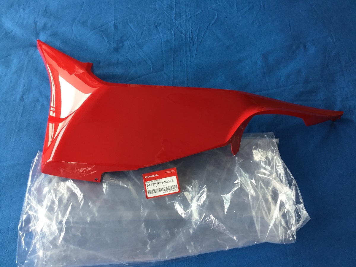 FORZA 250Si フォルツァ MF12 2013～ 64432-K04-930ZE サイドカバー サイドカウル 左 赤 Red R354 純正品 同梱割引_画像1