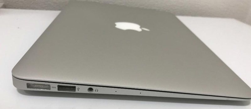 MacBook Air 11インチ☆Core i5 4GB SSDほぼ新品1TB-