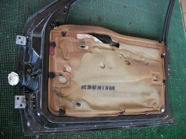 『B151』1HAAA,AAA,VW,GOLF,Vento,VR6,2,8,ヴェント,ゴルフⅢ,4ドア,右フロントドアパネル,t^o,個人宅と営業所止め発送不可です。_画像4