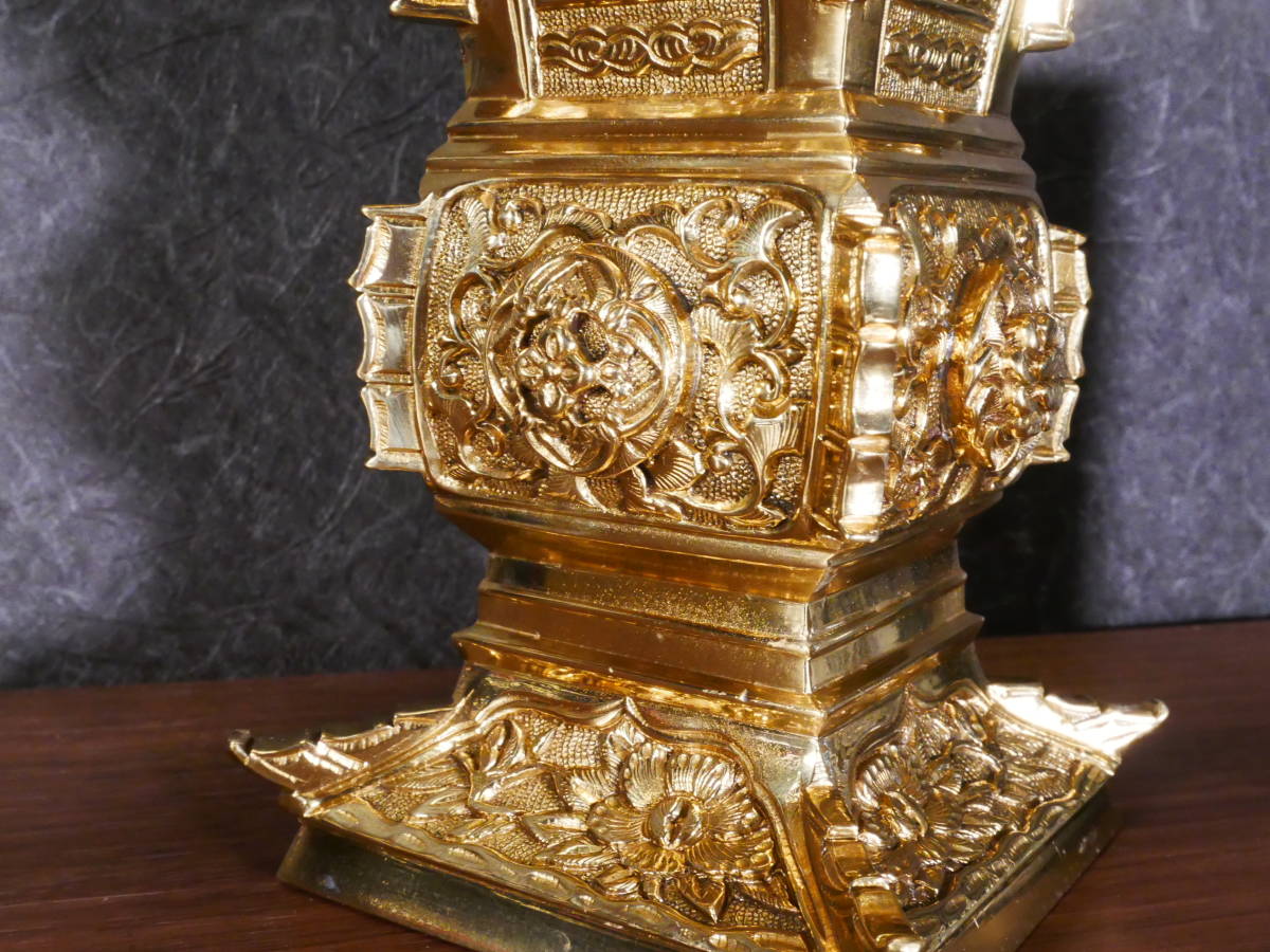 収集品　国産最高級深彫真鍮仏具　花瓶　花立　セラミックコート付　高さ13.8㎝　幅10.5㎝（そ）　4686　M_画像2