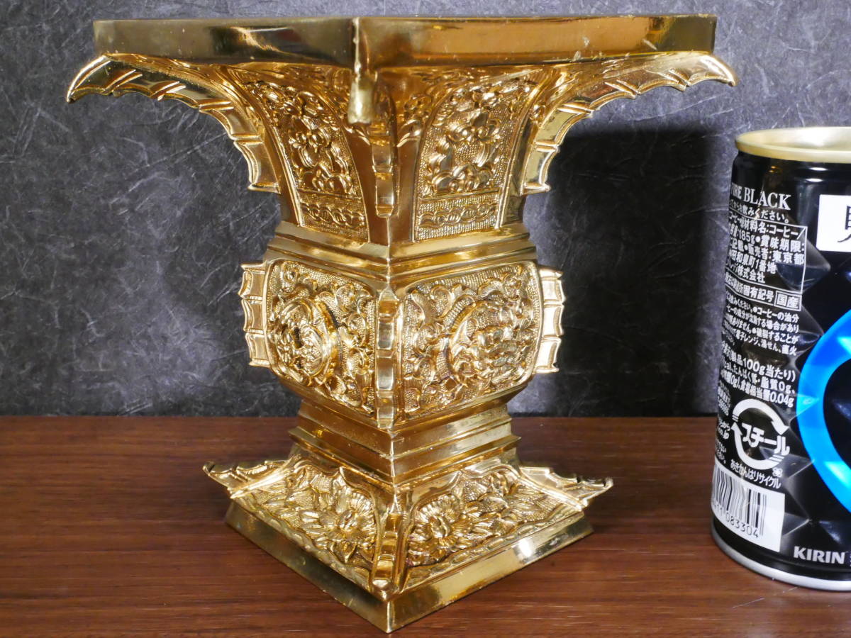 収集品　国産最高級深彫真鍮仏具　花瓶　花立　セラミックコート付　高さ13.8㎝　幅10.5㎝（そ）　4686　M_画像1