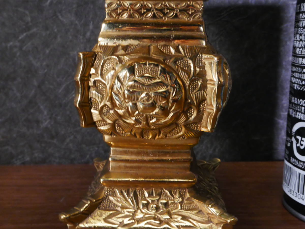 収集品　国産最高級深彫真鍮仏具　花瓶　花立　セラミックコート付　高さ13.6㎝　幅9.8㎝（そ）　4689　M_画像7