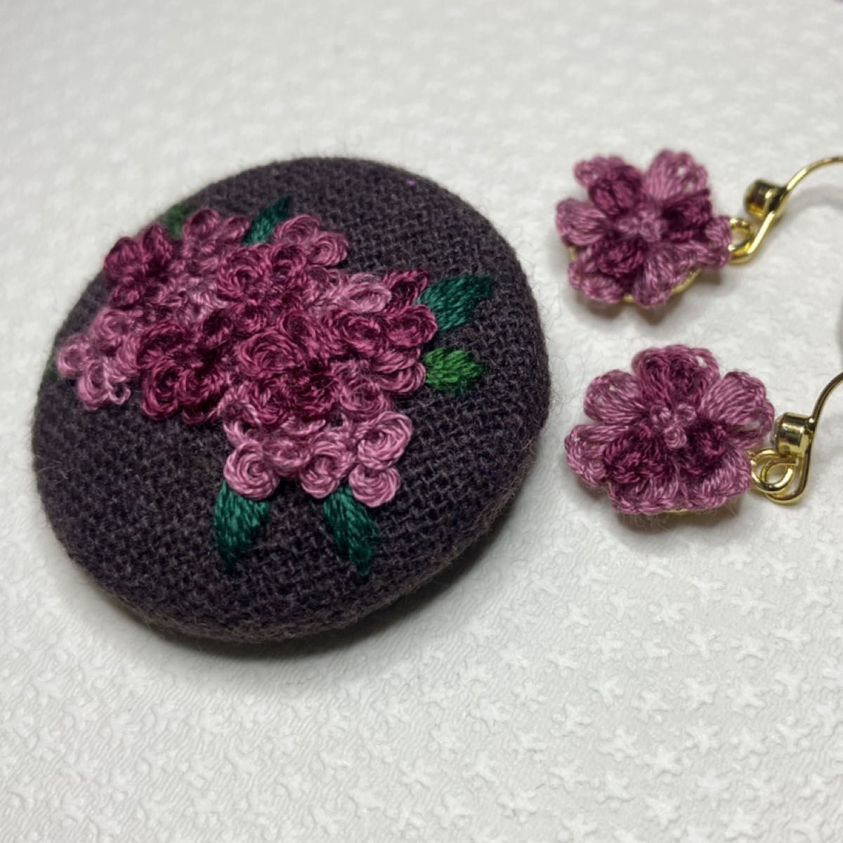 刺繍ブローチとピアス/イヤリングのセット　ピンク色系濃淡お花　 ハンドメイド