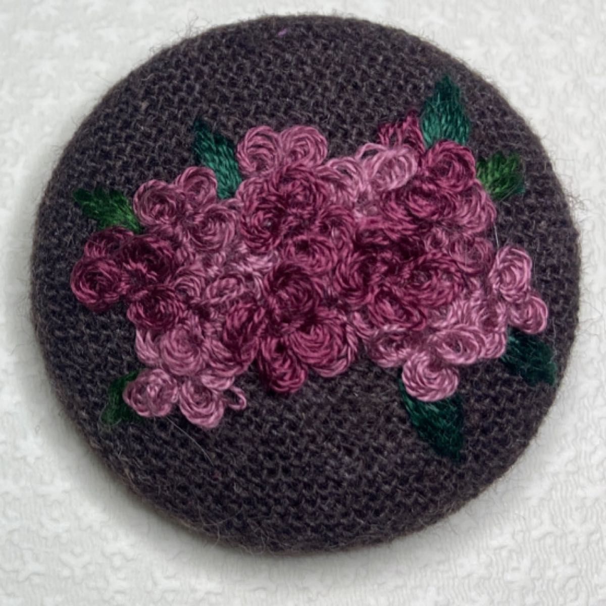 刺繍ブローチとピアス/イヤリングのセット　ピンク色系濃淡お花　 ハンドメイド