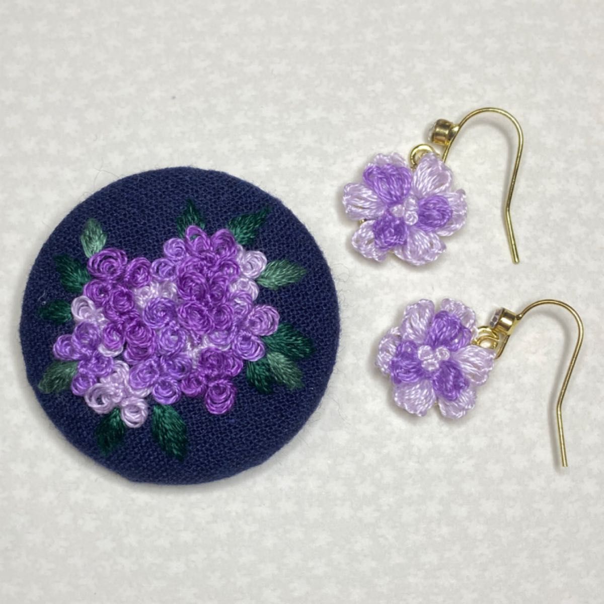 刺繍ブローチとイヤリング/ピアスのセット　明るめの紫色系濃淡お花　ハンドメイド