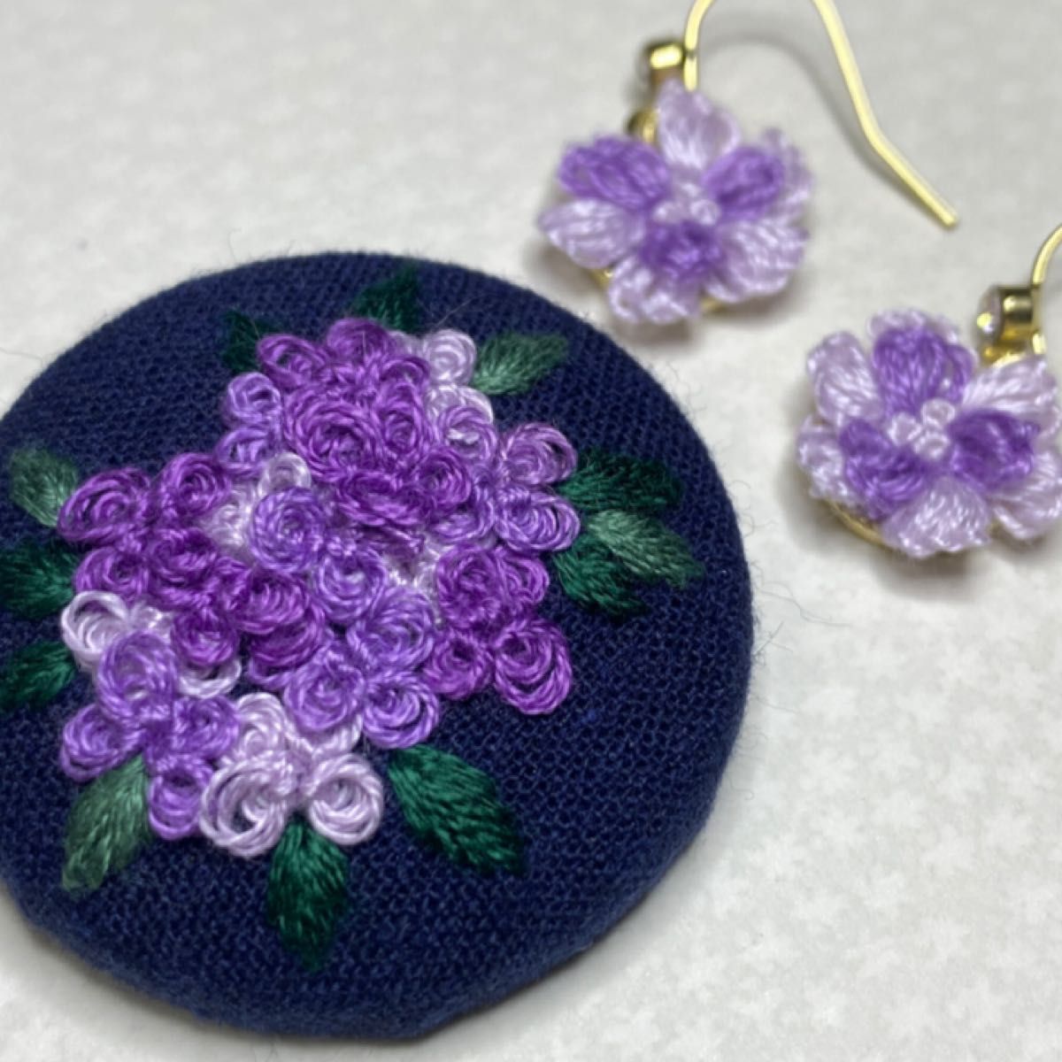 刺繍ブローチとイヤリング/ピアスのセット　明るめの紫色系濃淡お花　ハンドメイド