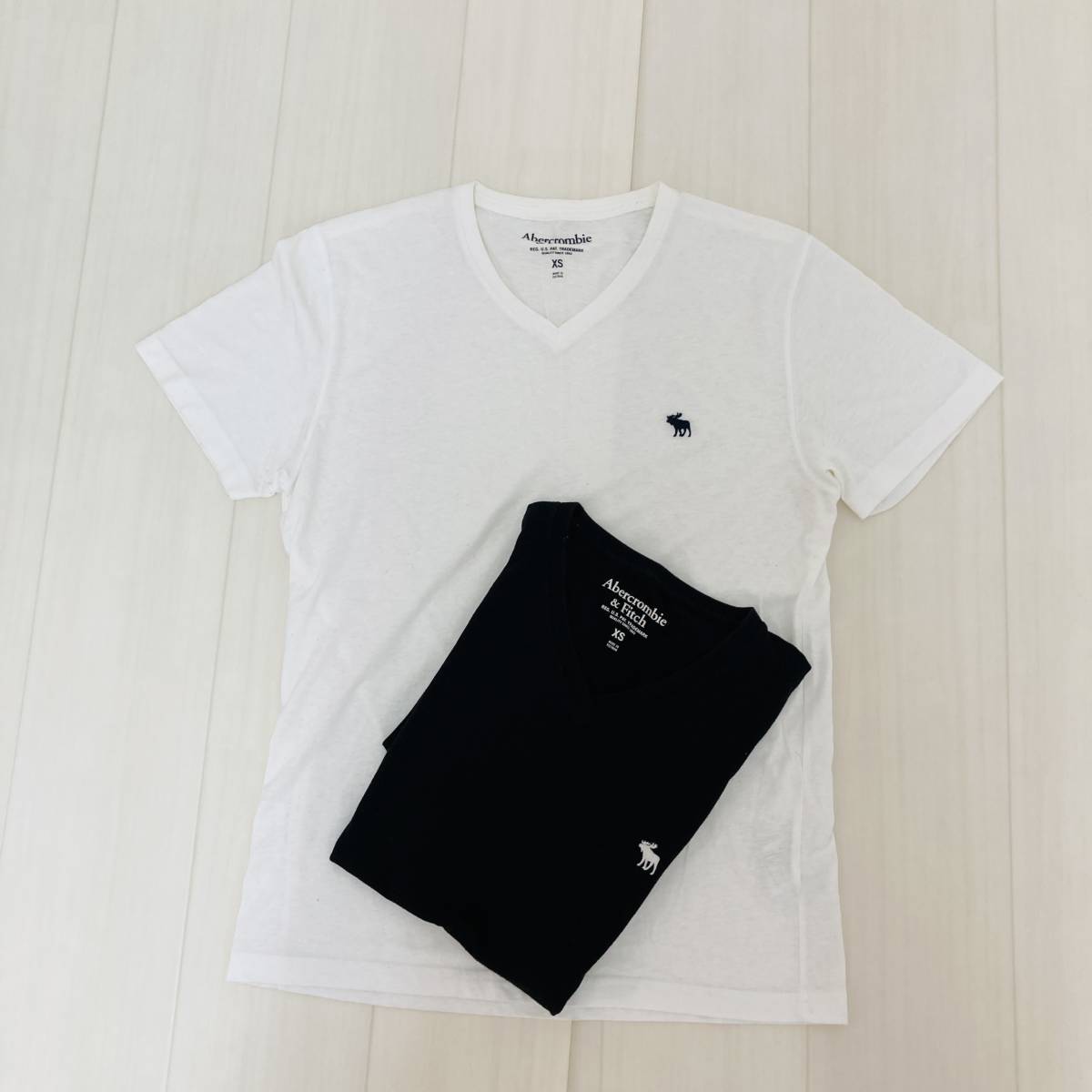 a00688 Abercrombie&Fitch アバクロ 2枚セット Tシャツ 半袖 Vネック XS ブラック ホワイト 万能 シンプル ロゴ刺繍 デイリーカジュアル_画像2