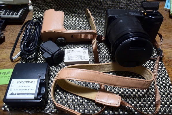 「RICOH GXR+A16 KIT 24-85mm APS-CサイズCMOSセンサー ＋ ビューファインダーVF-2＋ 純製総革カメラケース」アウトフィット