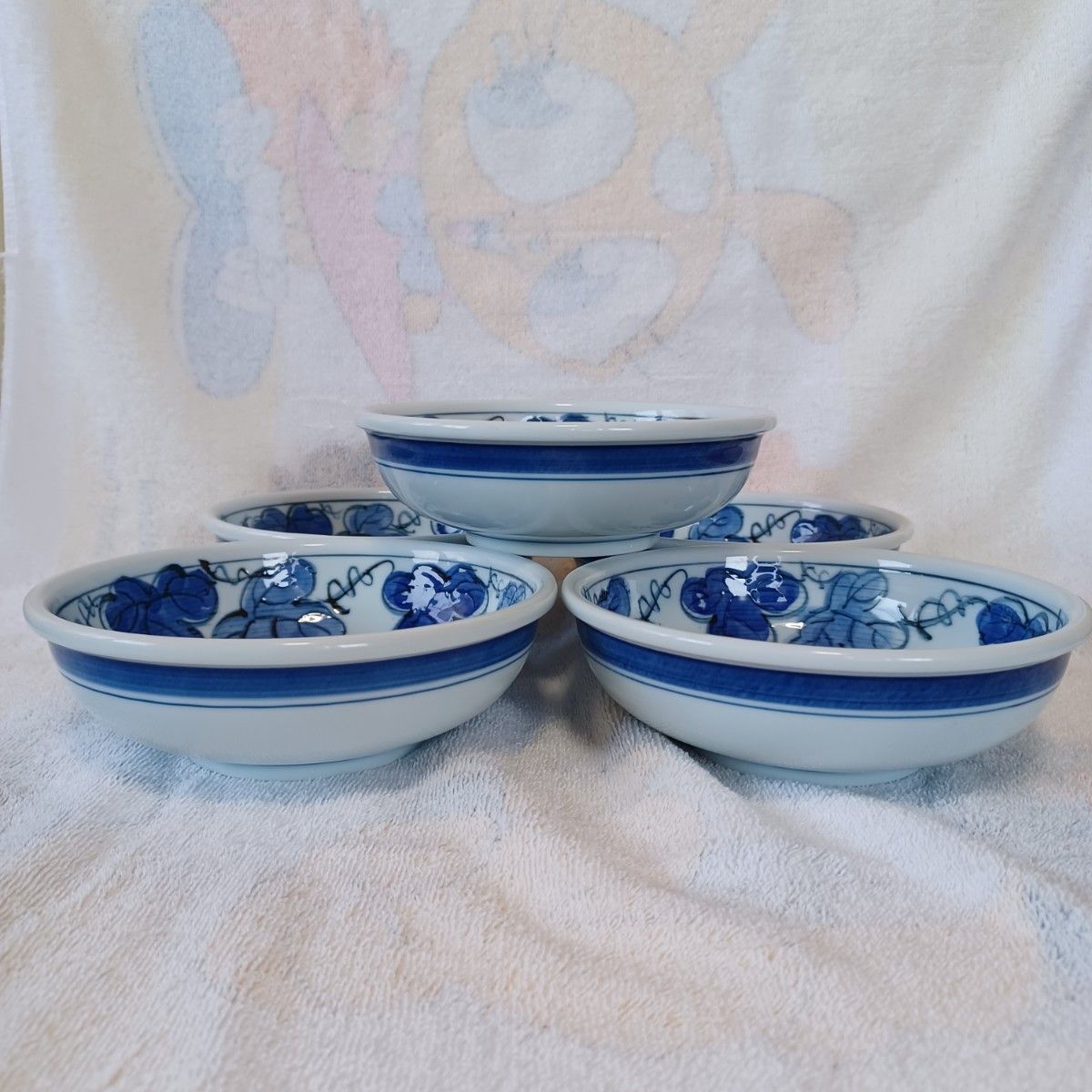 三崎窯 葡萄 ぶどう絵柄 有田焼 中深鉢 陶器 中鉢 染付 盛鉢 5客 三崎窯 葡萄 ぶどう絵柄 有田焼 中深鉢 陶器 中鉢 染付 盛鉢 5客