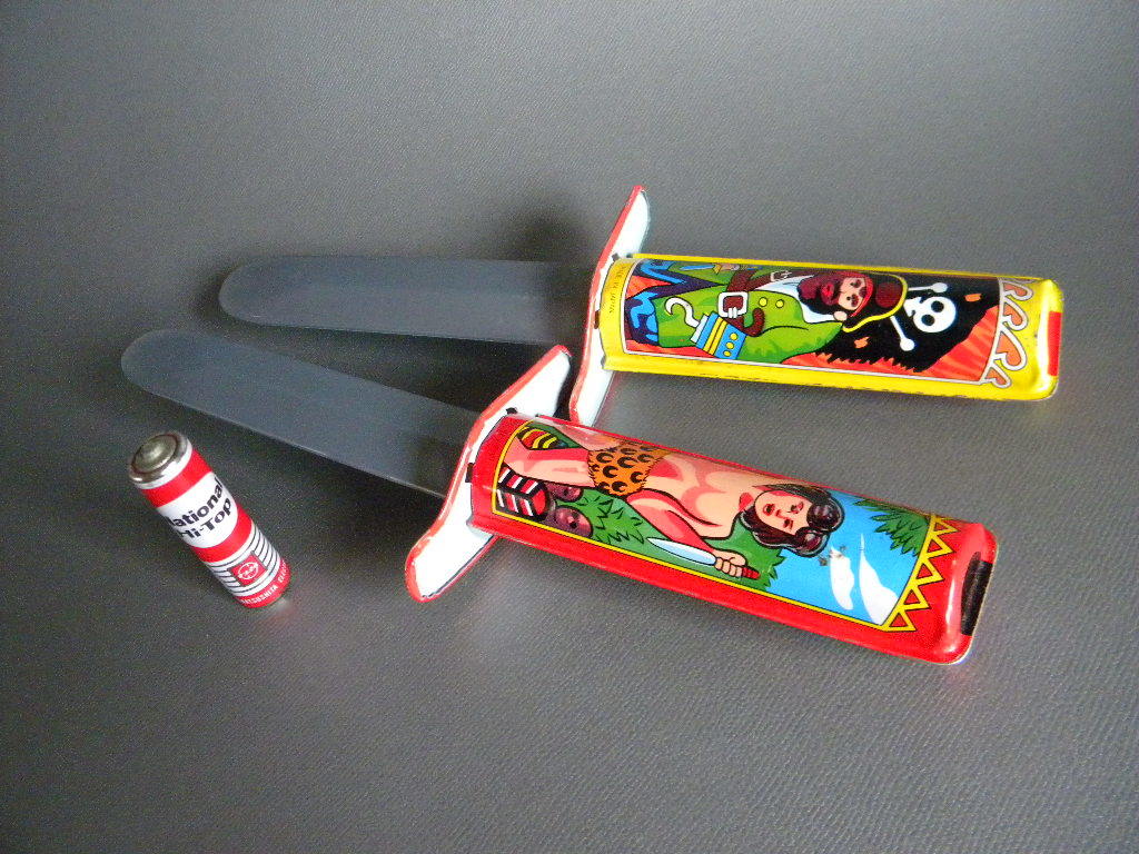 Tarzan Pirates **do drill surprised knife 2 pcs!! made in Japan tin plate cheap sweets dagashi shop Pachi present . lot gift joke toy ** unused dead stock goods 