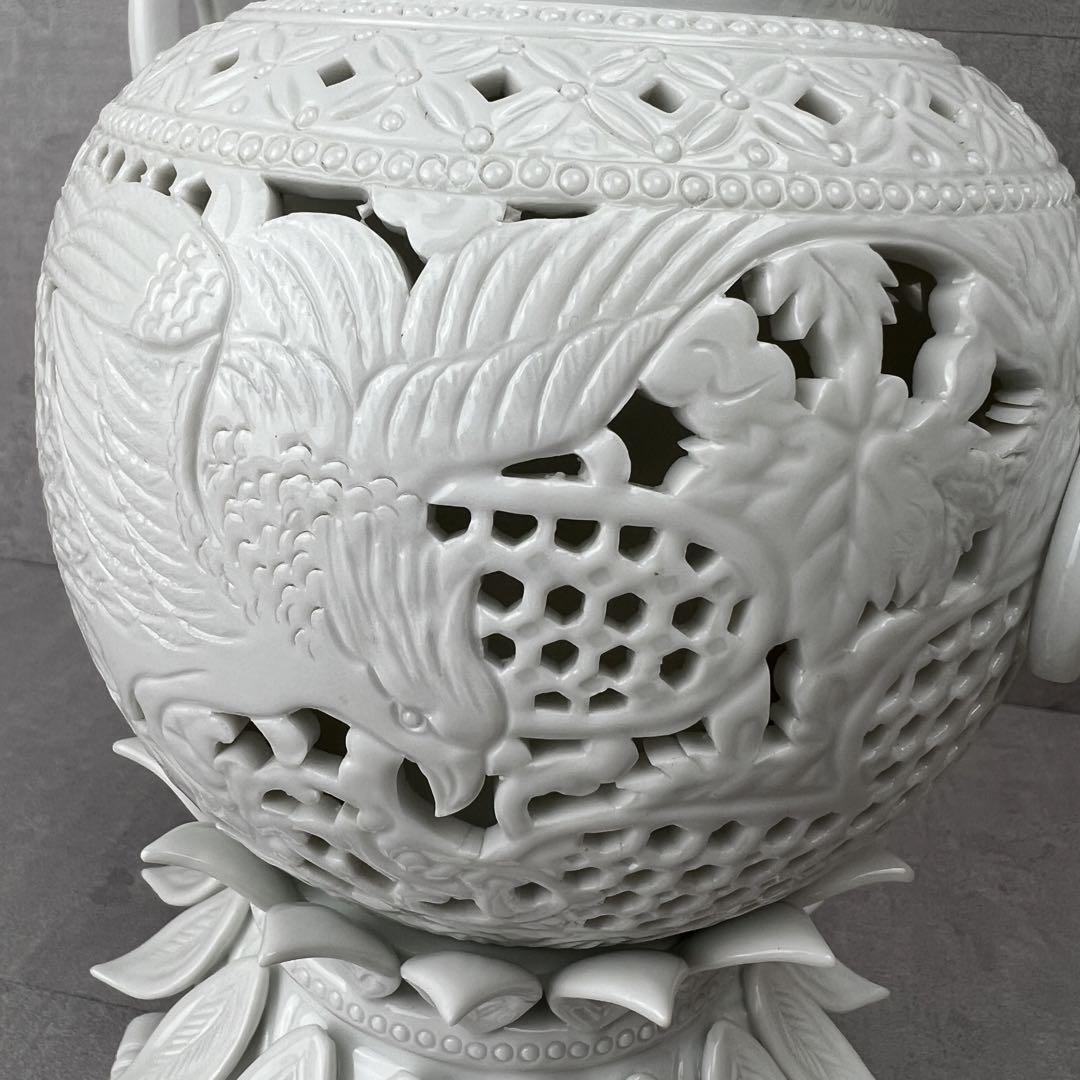 未使用保管品 有田焼 緒方松右衛門作 白磁 桐鷲 透彫 三足 香炉 未使用保管品 有田焼 緒方松右衛門作 白磁 桐鷲 透彫 三足 香炉