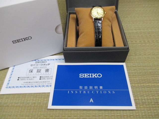 新品　未使用品　セイコー　SEIKO　ラウンドレディースウォッチ　レディース　腕時計　金文字盤　金色　革バンド　SZPW076　made in JAPAN_画像1