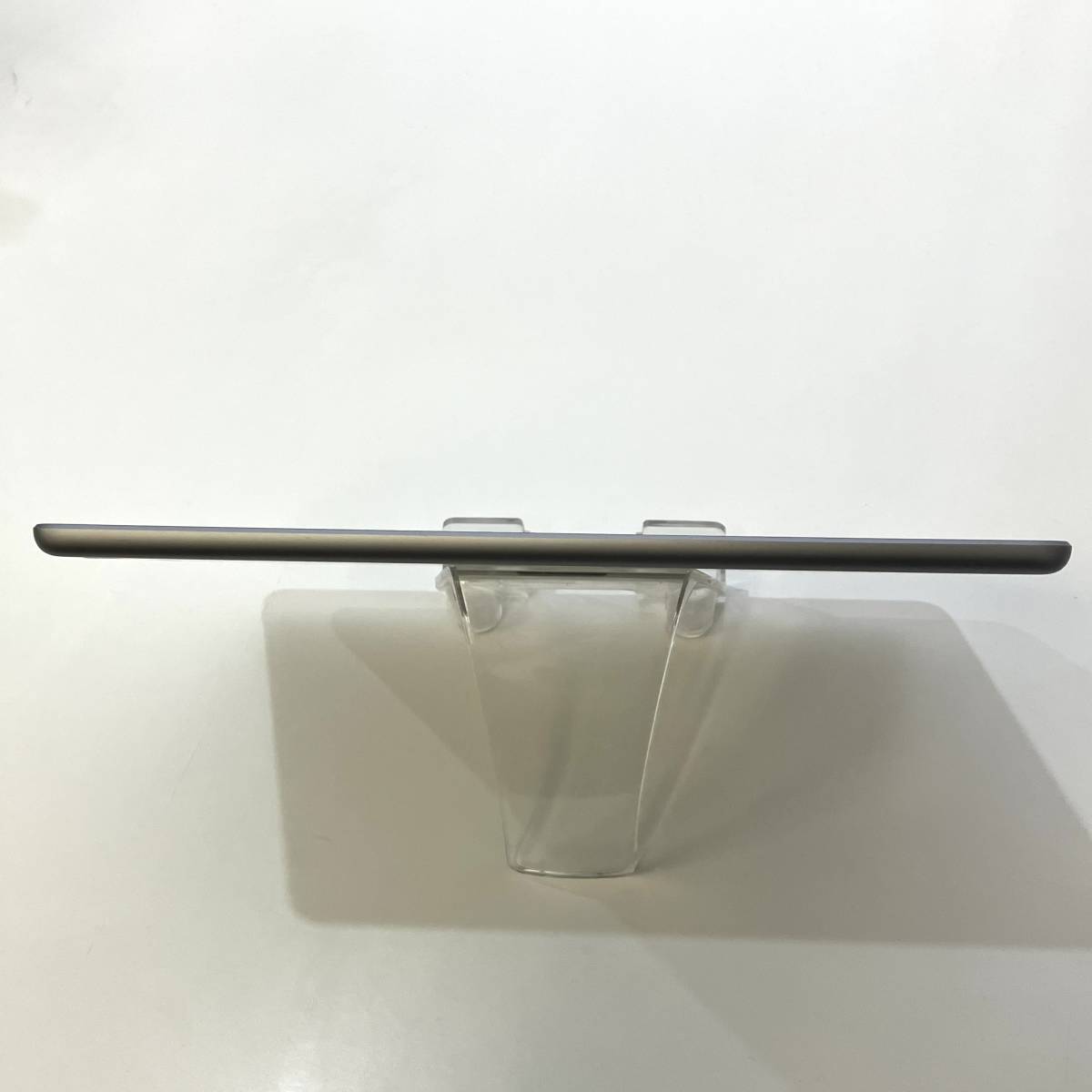 【中古】海外版SIMフリー iPad 第6世代 9.7インチ Wi-Fi+Cellularモデル 32GB スペースグレイ MR6Y2LL/A_画像6