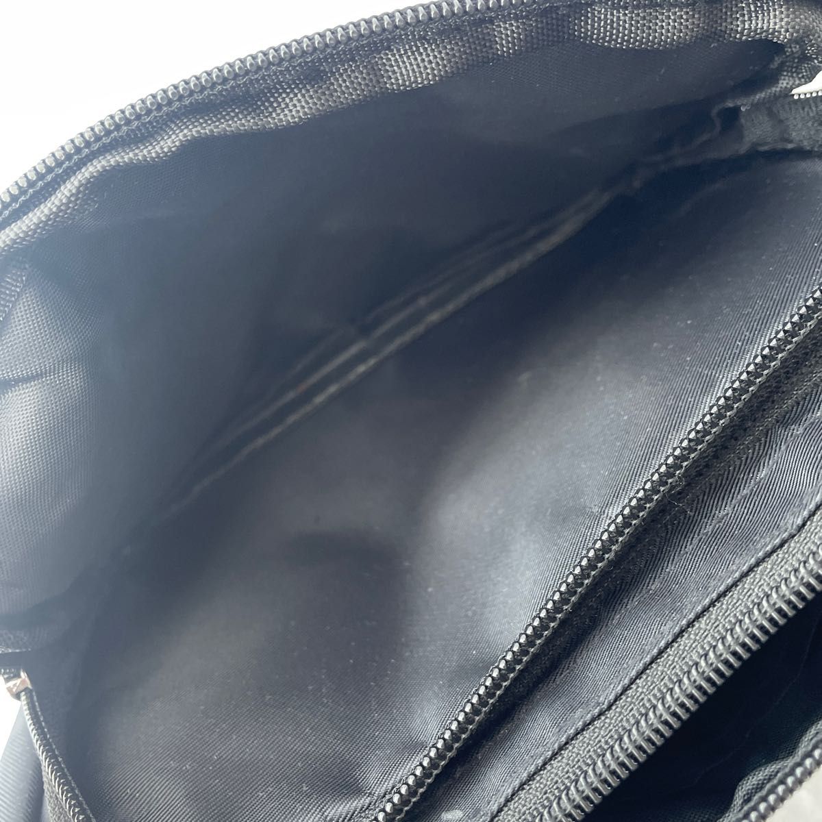 GUESS ゲス ショルダーバッグ 黒 宝島社 ブランドブック 三角 GUESS ゲス ショルダーバッグ 黒 宝島社 ブランドブック 三角