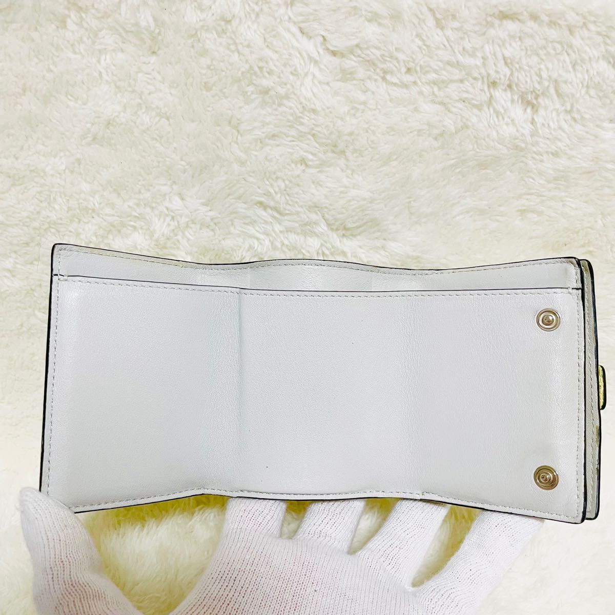 大人気! LOEWE 折り財布 アナグラム バーティカルウォレット イエロー