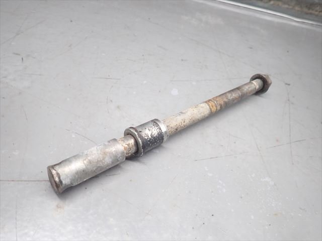 βED28-5 カワサキ KZ1100 KZT10AE (S58年式) 絶版！希少！ 純正 フロントアクスルシャフト 曲り無し！ 全長約25.5cmシャフト徑φ15