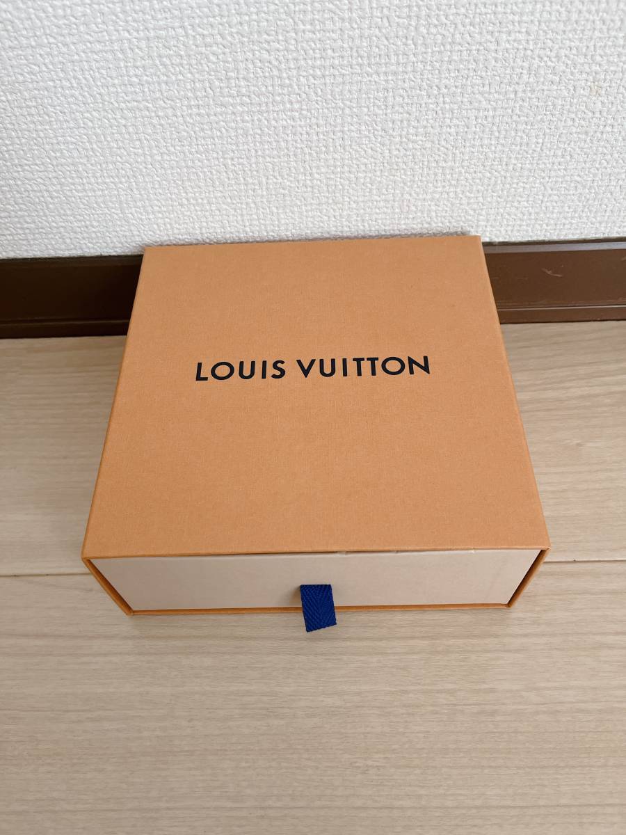 ルイヴィトン LOUIS VUITTON 空箱3つ、紙袋2つ(うち1セット新品未使用)(ルイ・ヴィトン)|売買されたオークション情報、ヤフオク! の商品情報をアーカイブ公開 ルイヴィトン 空箱 3つ