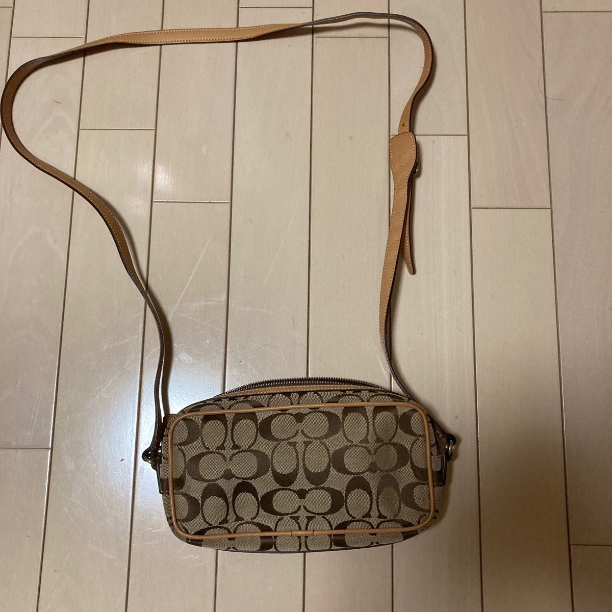 coachの斜めがけのショルダーバッグです サイズは縦約11cm横約20 5cm