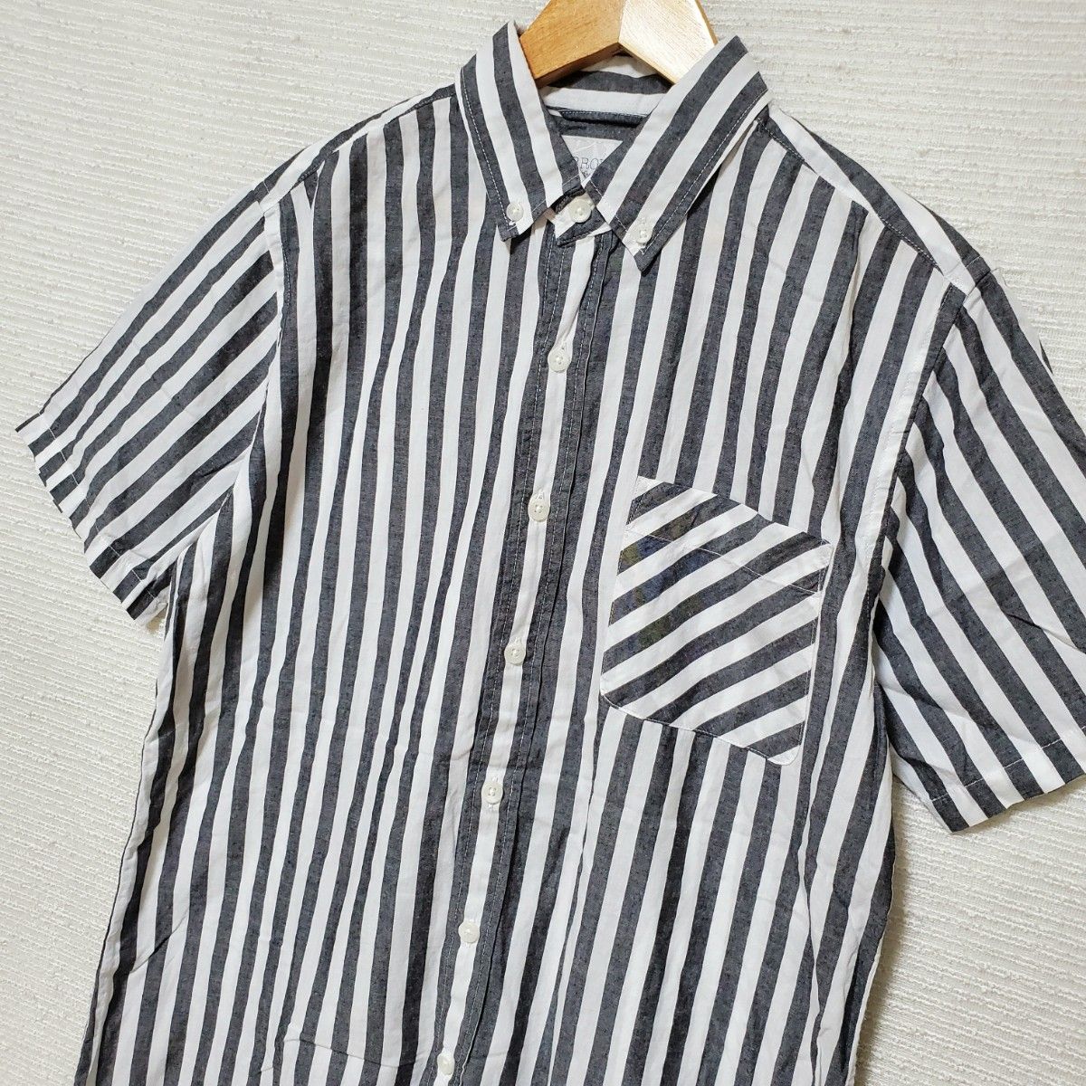 BROWNY ブラウニー 半袖 シャツ ストライプ メンズ Mサイズ ボタンダウンシャツ 白 × 薄い黒系