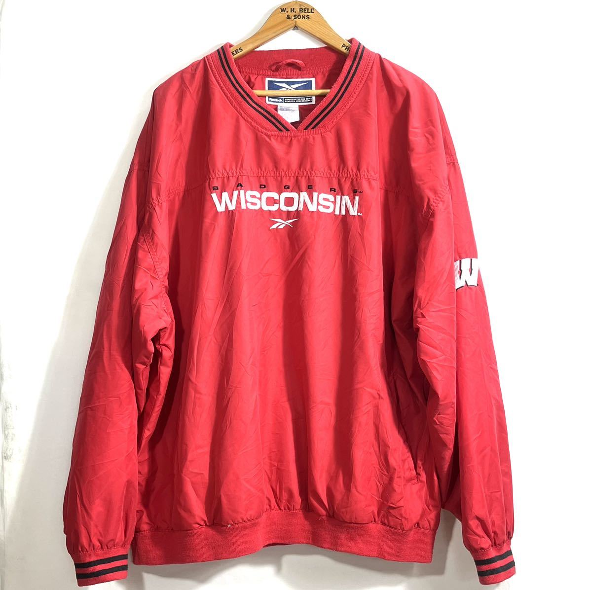 ■ Reebok Wisconsin Badgers ナイロン プルオーバー ジャケット サイズXL レッド 古着 リーボック カレッジ ウィスコンシン バジャーズ ■_画像1