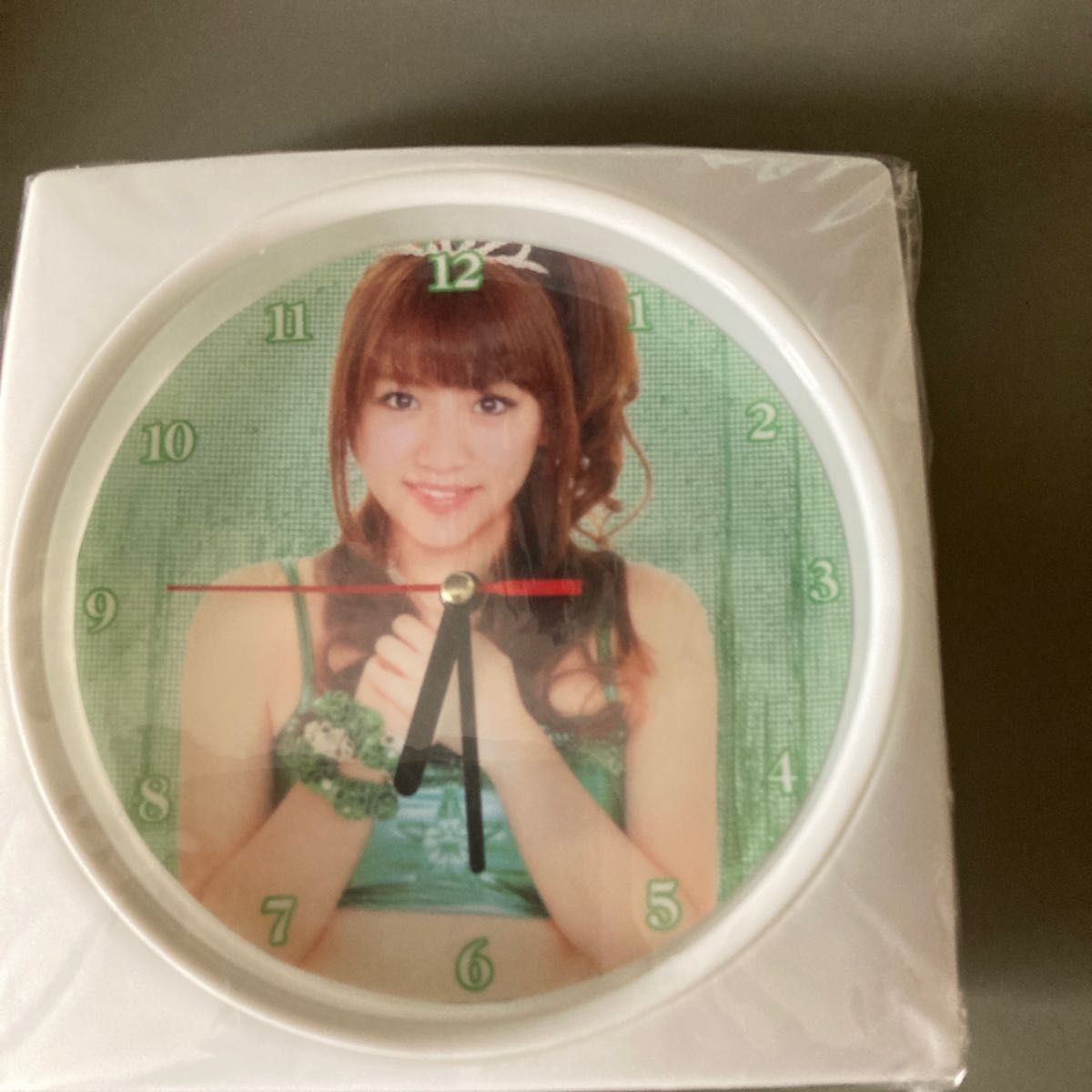 AKB48 の写真集と高橋みなみの掛け時計と大きなラミネート加工写真