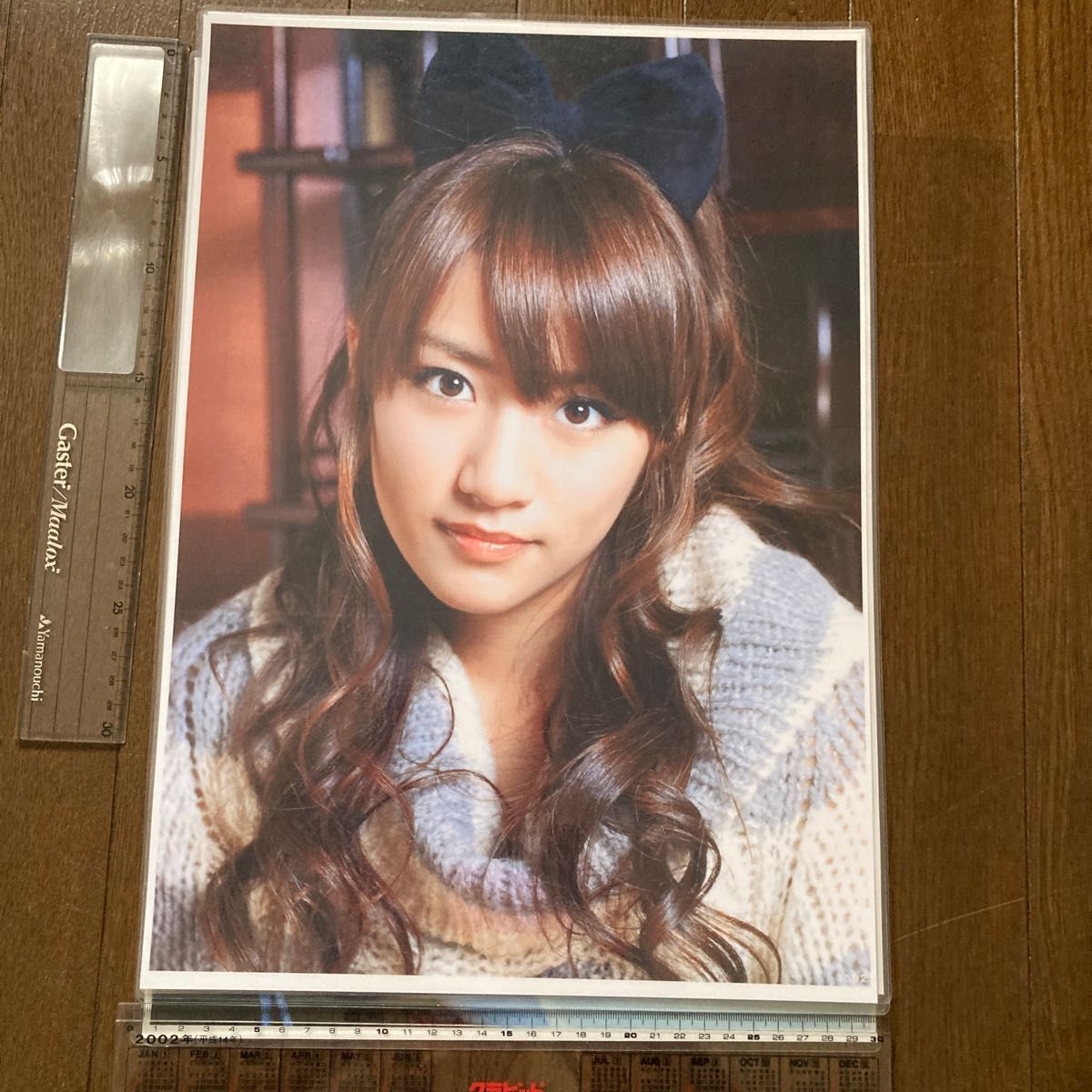 AKB48 の写真集と高橋みなみの掛け時計と大きなラミネート加工写真