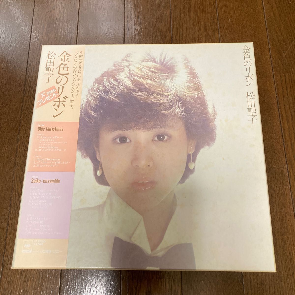 松田聖子さんのLPレコード2枚組の金色のリボンです。歌詞カード・写真集２つとポスターも付いてます。両手で聖子も付いてます。