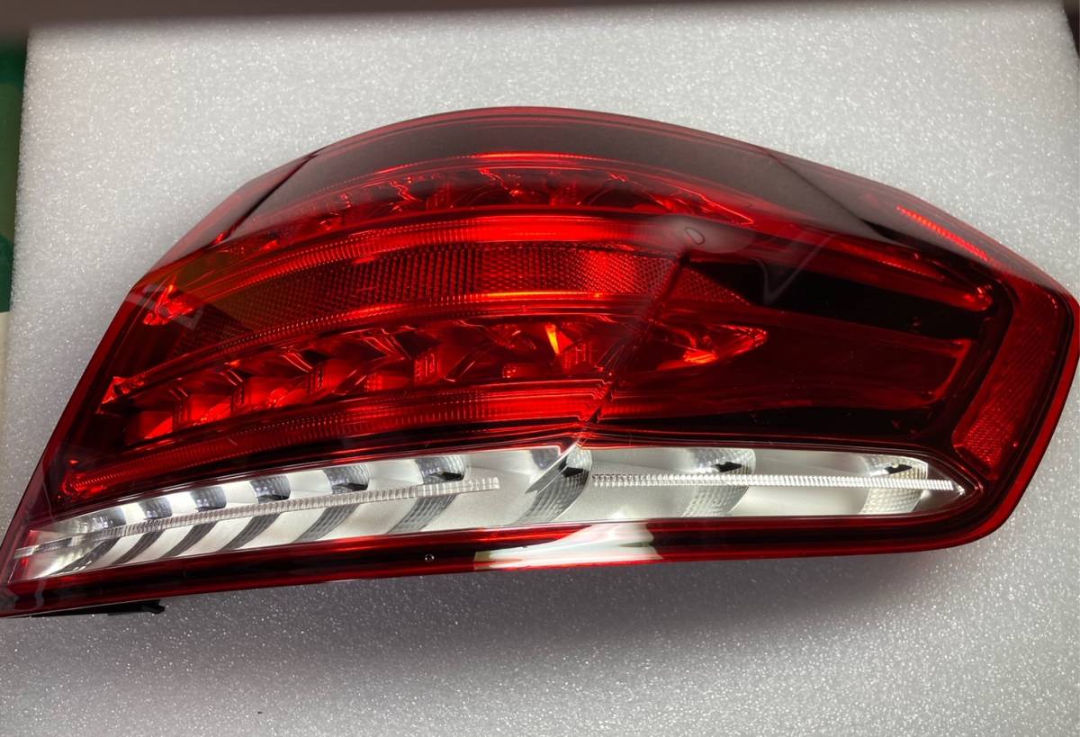 ベンツ W212 後期 セダン 右 R テールレンズ 修理済み良品です