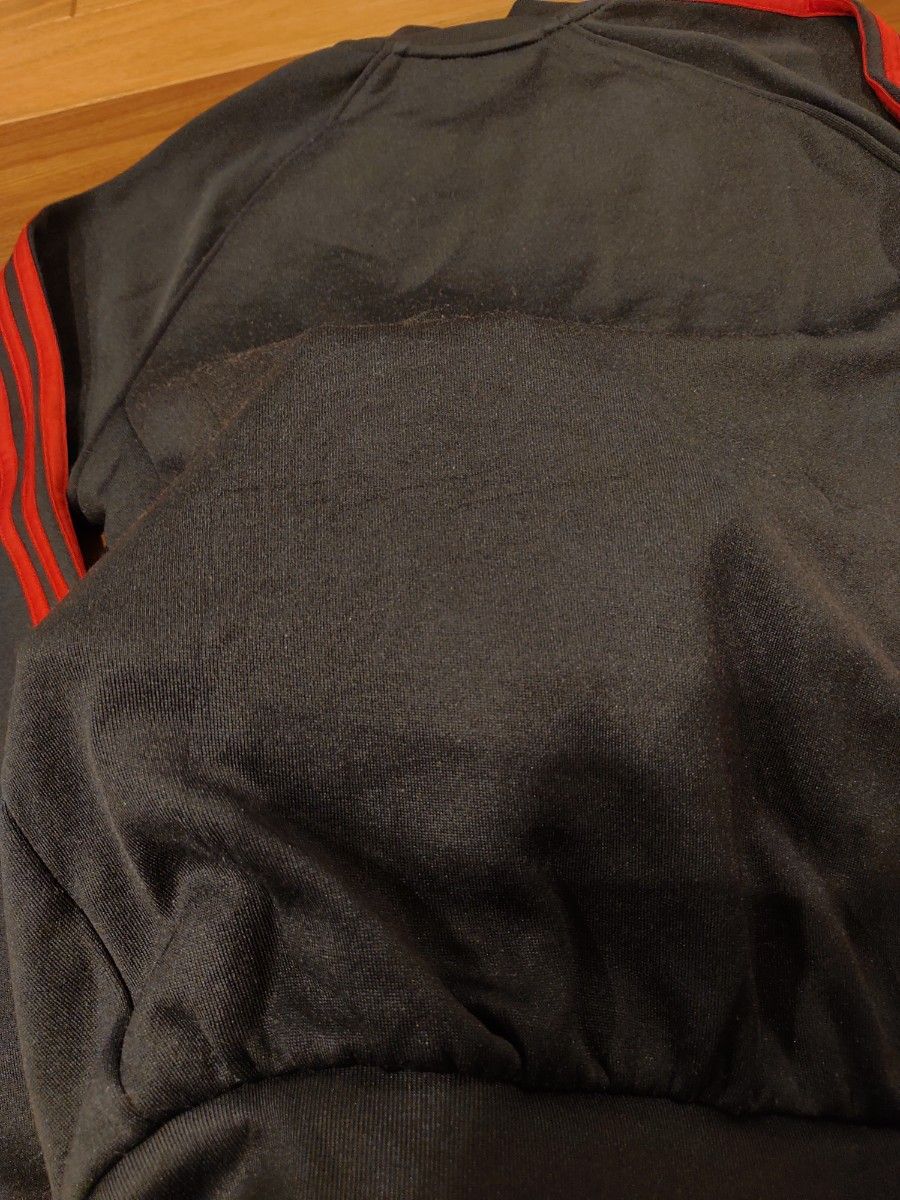 【人気トラックジャケット】adidasワンポイント刺繍ロゴ古着ノーカラー赤黒 M　 ジャージ ジップアップ