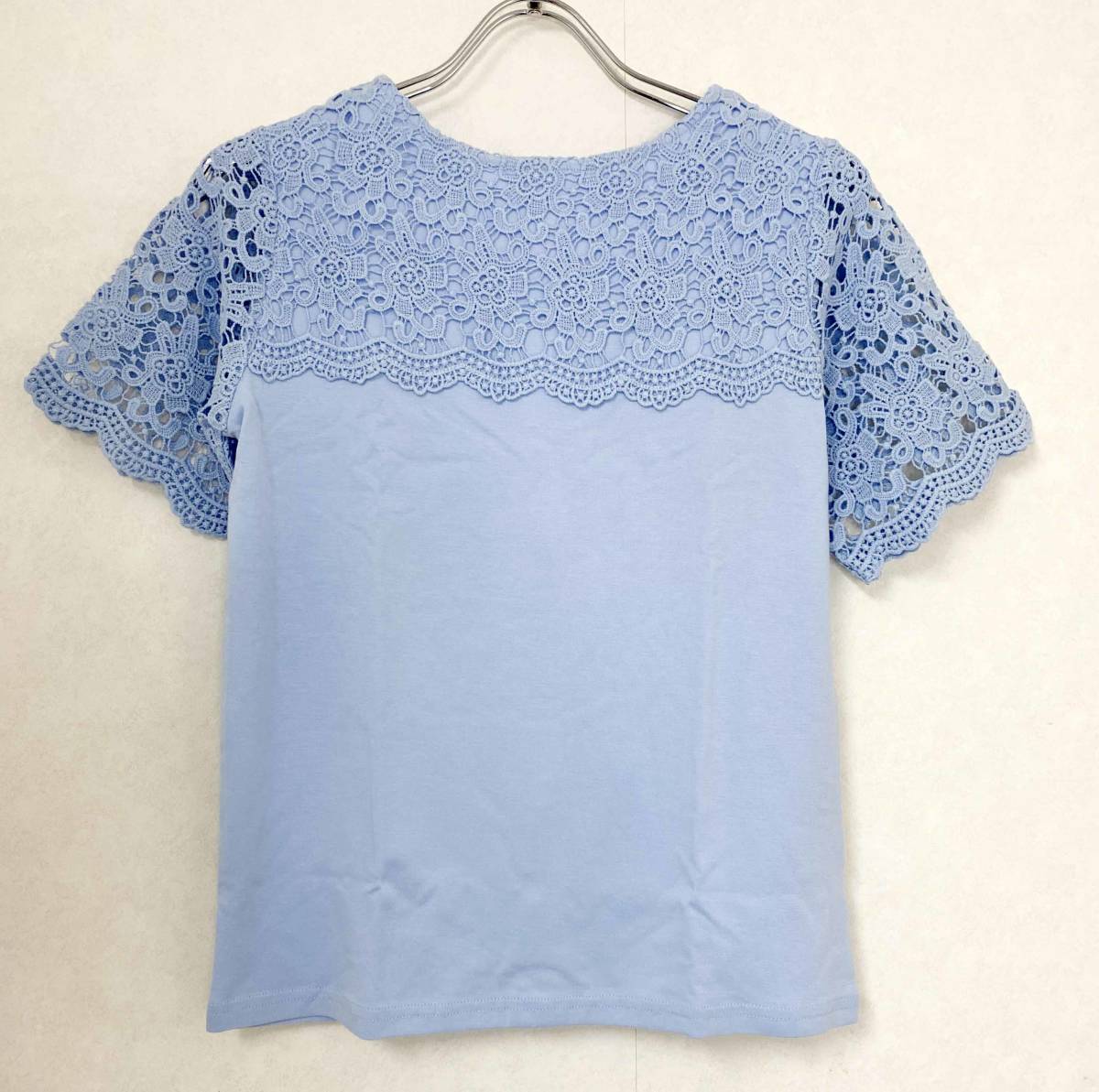 新品 S ★ コストコ REI RISEE 前後 2WAY 半袖 ブラウス ライトブルー 透かし編み レイリーゼ カットソー Tシャツ 透け感 トップス_画像3