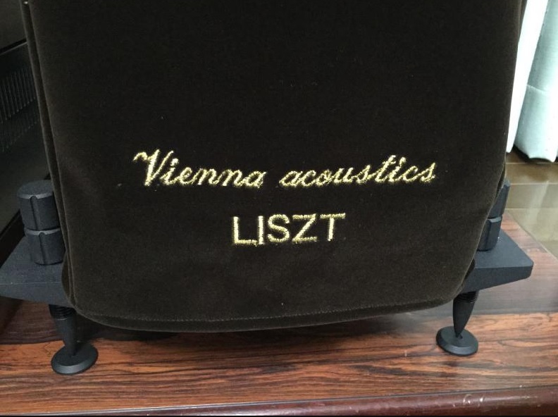 Vienna acoustics Mozart Grand Symphony Edition専用　高級スピーカーカバー　2枚1組　ベルベット・スエード製　オーダーメイド仕様_ご希望の文字を刺繍可能