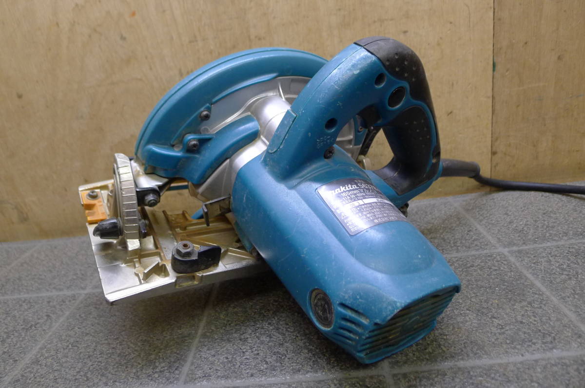 EE277 makita/マキタ 165㎜丸ノコ 5637ＢA 100V 11A 1050w 超硬丸鋸 木工用 加工 切込 切断 現場 日曜大工 大工道具 2008年製/100_画像2