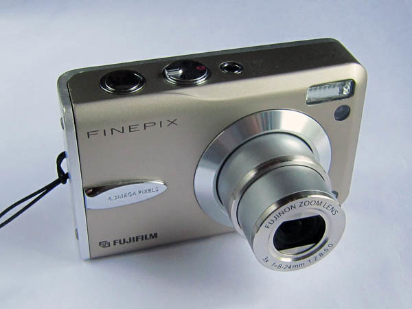 コンパクトデジタルカメラ FUJIFILM FinePix F30 【動作確認済 コンパクトデジタルカメラ FUJIFILM FinePix F30 【動作確認済