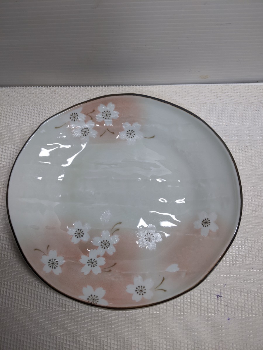 中皿　2種　計４枚　桜絵柄　新品箱無し。商品説明を必ずご覧下さい。