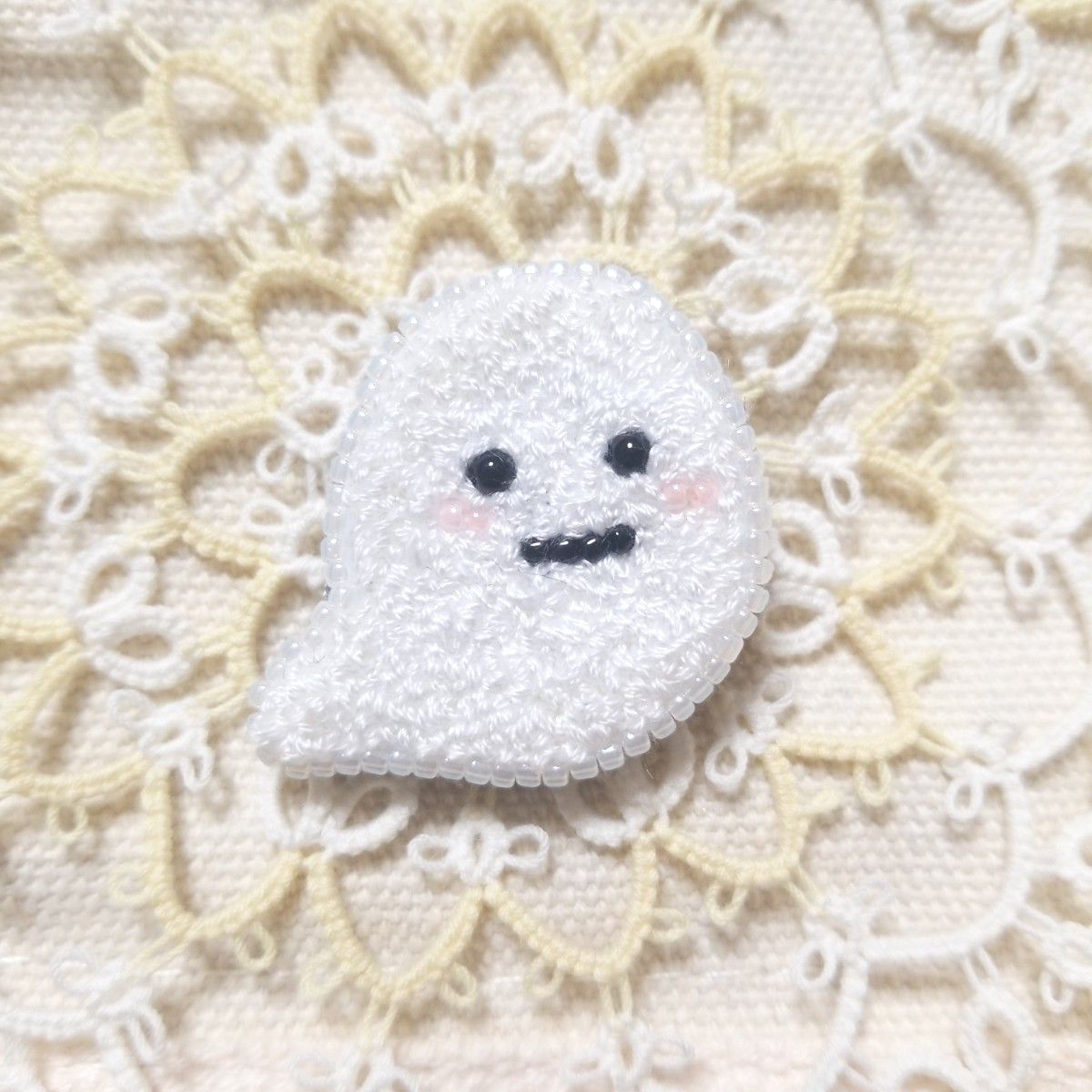 ハンドメイド オバケ 妖怪 刺繍 くるみボタン ブローチ-