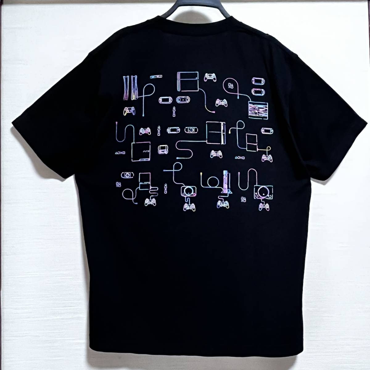 UNIQLO(ユニクロ) - MEN プレイステーション UT グラフィック Tシャツ レギュラーフィット 黒色 XLサイズ 歴代 プレステ (未使用 完売品)_画像1