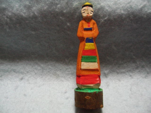 【福】　朝鮮風俗一刀彫 少女 民族衣装 女の子木彫人形 農民美術 風俗木彫人形 郷土玩具_画像1