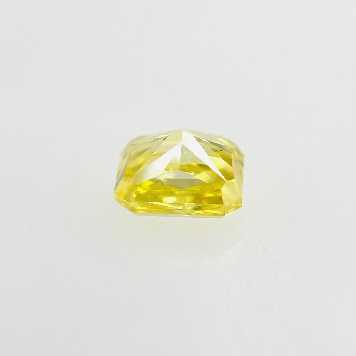 FANCY VIVID YELLOW 0.223ct RCT/RT2049/CGL | 1501.ie