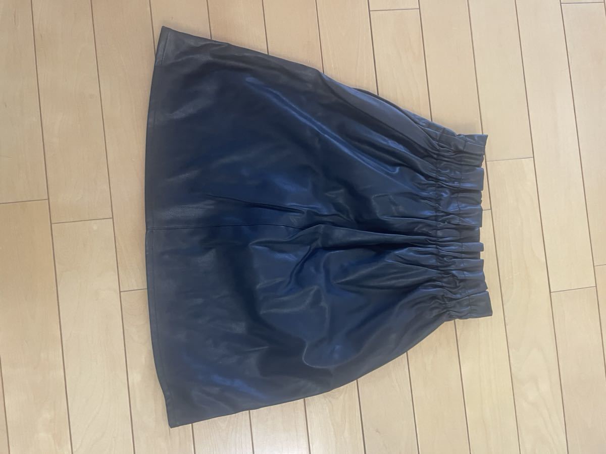 【ほぼ新品・美品・値下げしました】GU ジーユー フェイクレザーフレアースカート 150cmの画像3