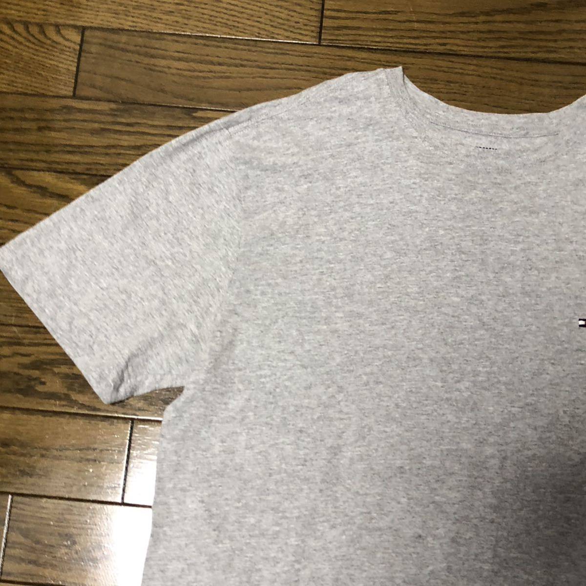 【送料無料】TOMMY HILFIGERワンポイント刺繍半袖Tシャツ グレー　メンズLサイズ　トミーヒルフィガー