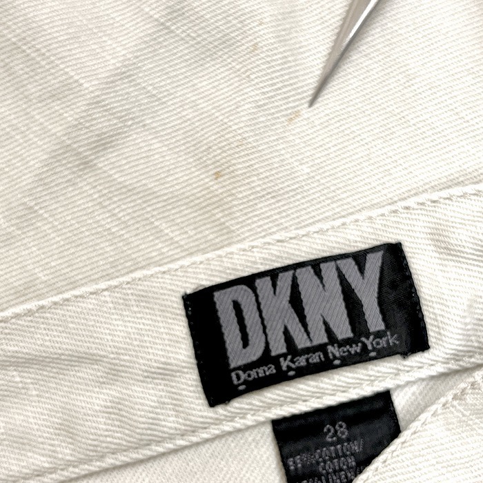 ダナキャランニューヨーク DKNY テーパード デニムショーツ ショートパンツ ハーフパンツ ロゴパッチ 綿×麻 28 ホワイトベージュ系 メンズ_画像3